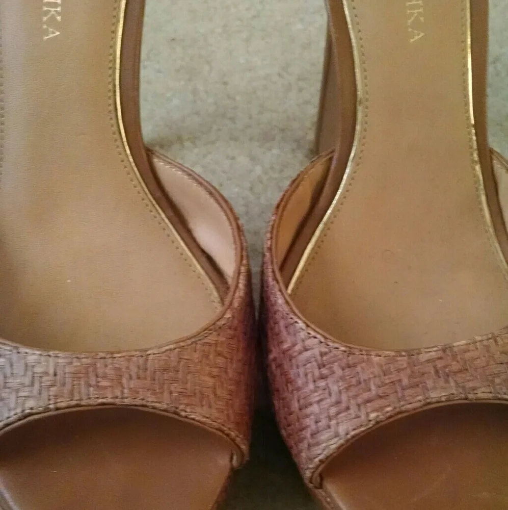 Badgley Mischka Tan Leather And Raffia 5” Heel Platform Sandals Size 9